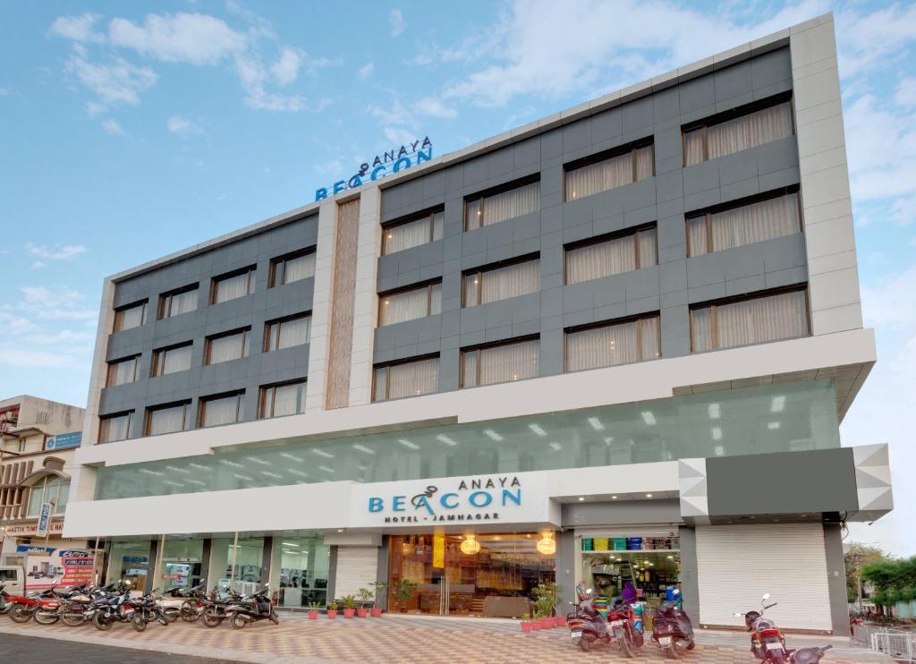 die Außenfassade des Hotels Peking Economy in der Unterkunft Anaya Beacon Hotel, Jamnagar in Jamnagar