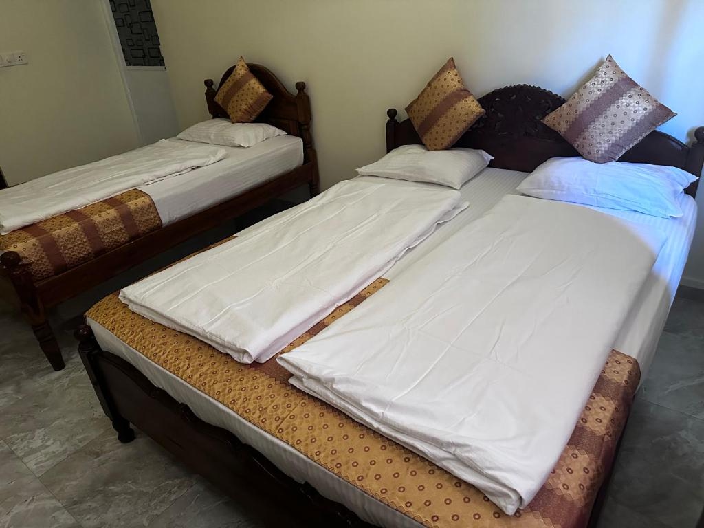 Postel nebo postele na pokoji v ubytování N Joy Inn