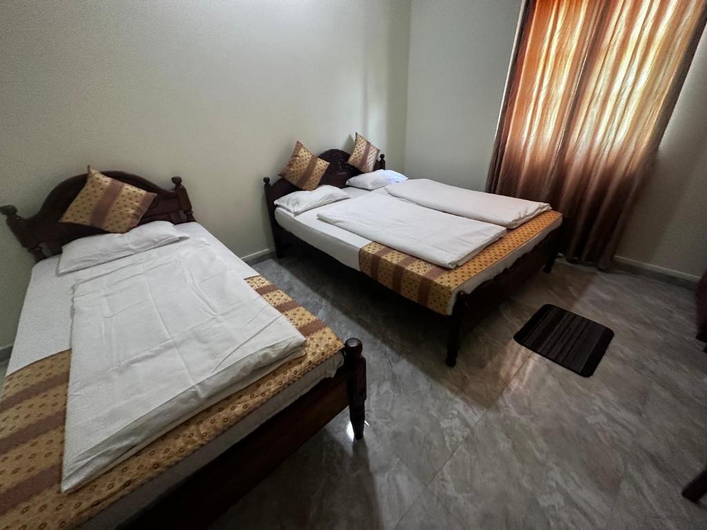 Postel nebo postele na pokoji v ubytování N Joy Inn