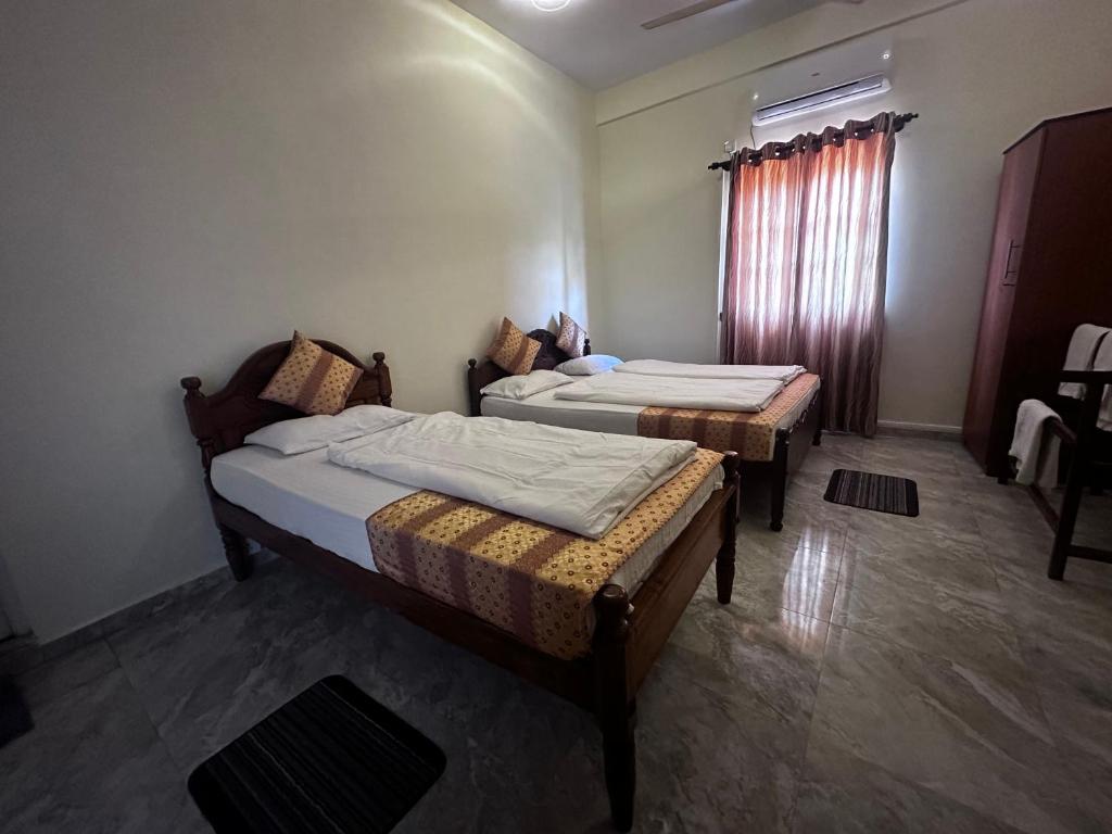 Postel nebo postele na pokoji v ubytování N Joy Inn