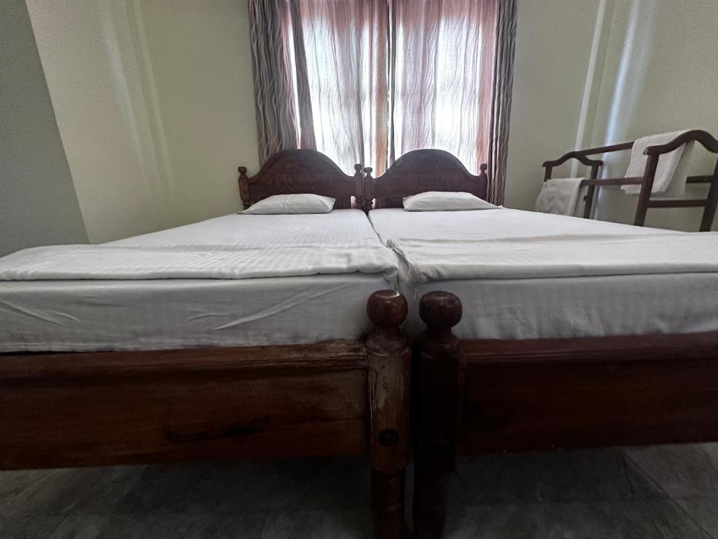 Postel nebo postele na pokoji v ubytování N Joy Inn