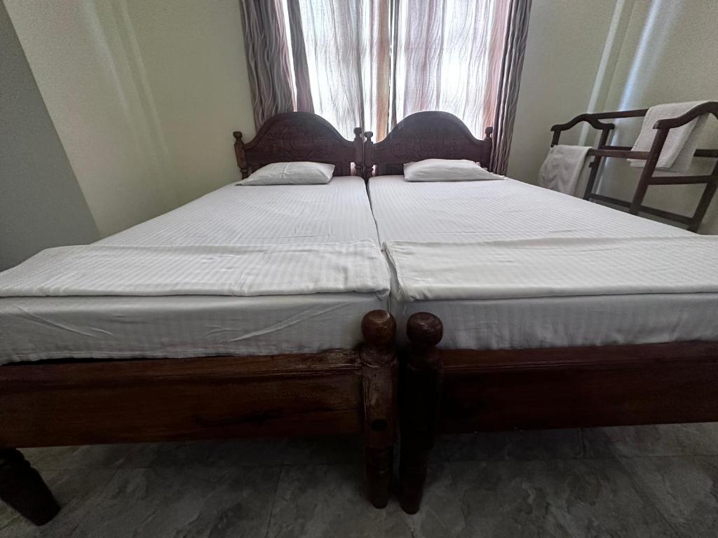 Postel nebo postele na pokoji v ubytování N Joy Inn