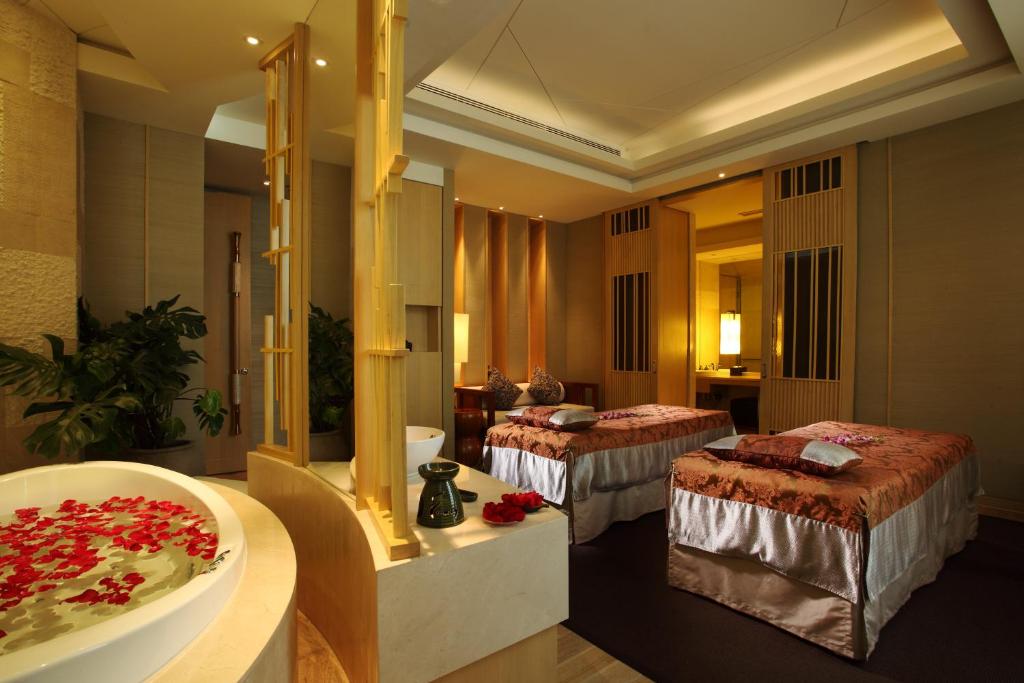 Postel nebo postele na pokoji v ubytování Renaissance Tianjin Lakeview Hotel
