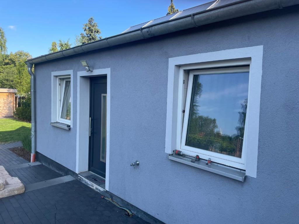 a house with two windows on the side of it at Ferienwohnung mit Fußbodenheizung nahe Messe, gratis Parkplatz und Abstellplatz E - Bike in Hannover