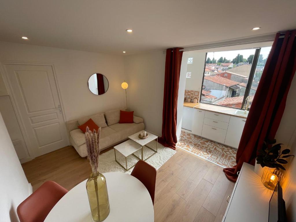 un salon avec un canapé et une table dans l'établissement Nid douillet proche Capitole, à Toulouse