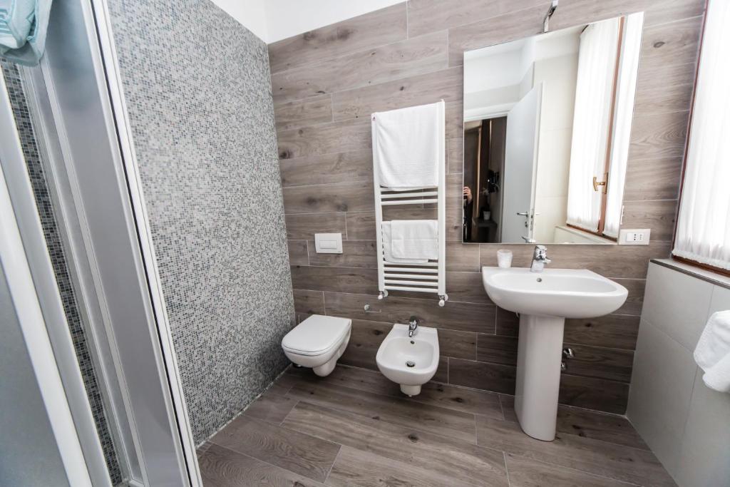 Koupelna v ubytování B&B Corte sul Naviglio CIN I T 0 1 5 0 7 0 C 1 3 X U I L Q C V