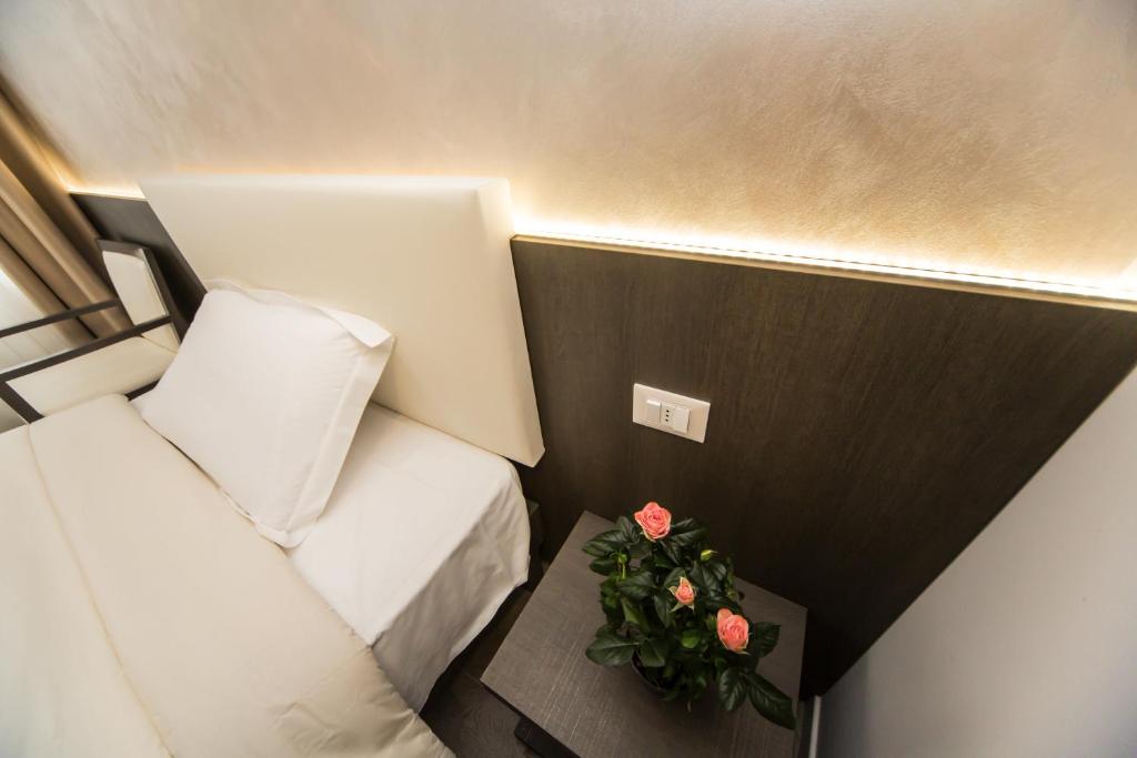 Postel nebo postele na pokoji v ubytování B&B Corte sul Naviglio CIN I T 0 1 5 0 7 0 C 1 3 X U I L Q C V