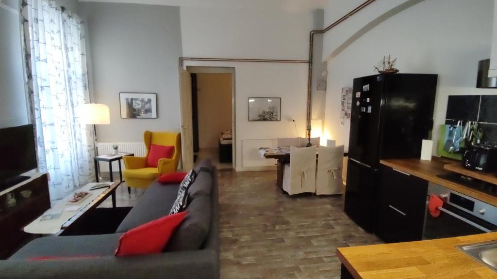 ein Wohnzimmer mit einem Sofa und einem Tisch in der Unterkunft Olive Tree City Apartment in Zagreb