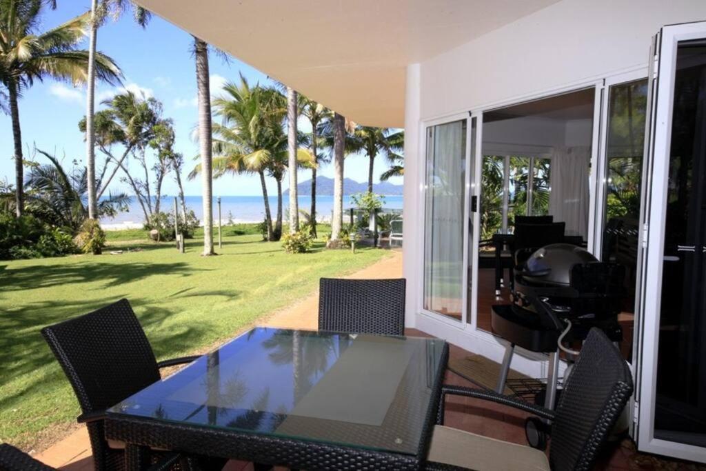 uma sala de jantar com uma mesa e vista para o oceano em Beaches No 4 - Absolute Beachfront em South Mission Beach