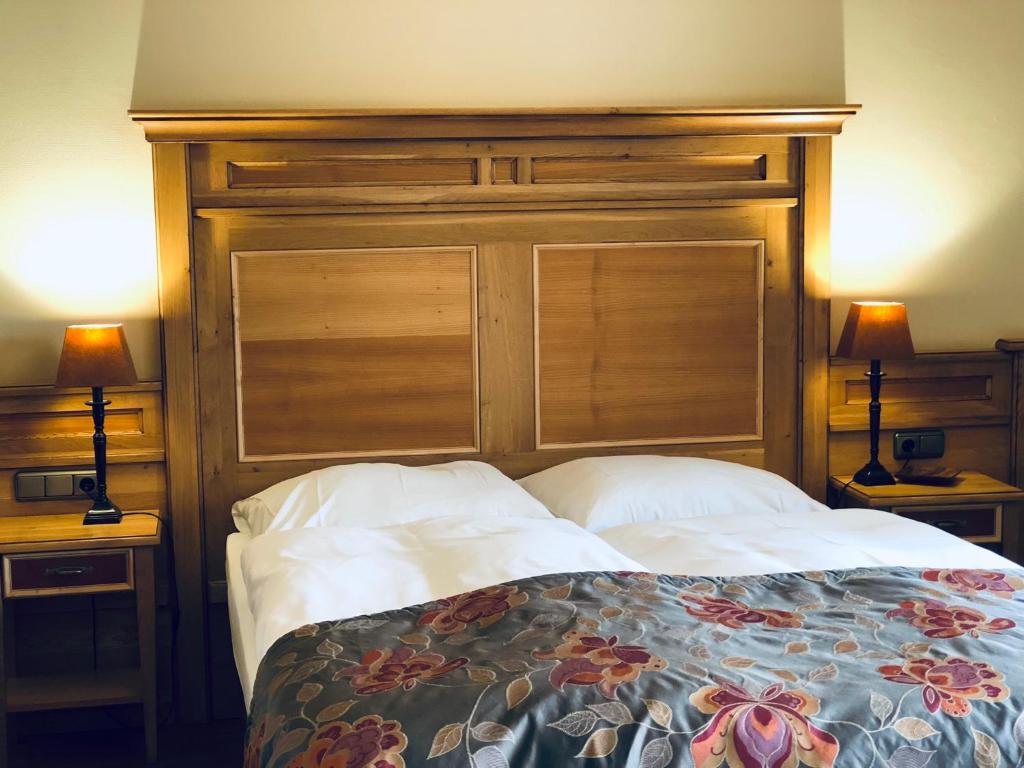 Postel nebo postele na pokoji v ubytování Ampervilla Hotel