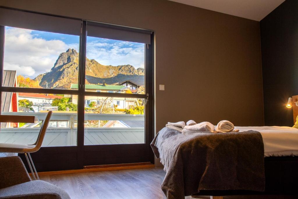 スヴォルヴァールにあるFast Hotel Lofotenのベッドルーム1室(山の景色を望む大きな窓付)