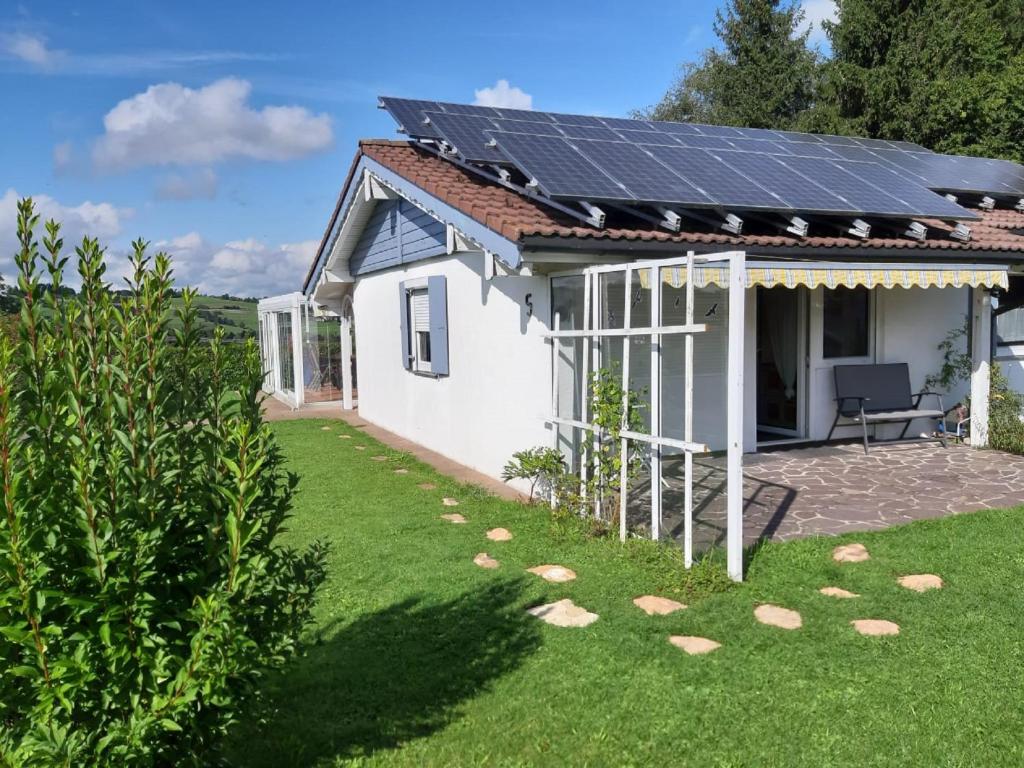 uma casa com painéis solares no telhado em Oyer Ferienhaus em Oy-Mittelberg