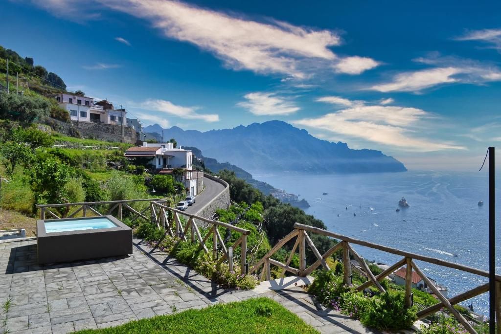 una vista sulla costa amalfi da una casa di Villa Alba - Amalfi Coast ad Amalfi