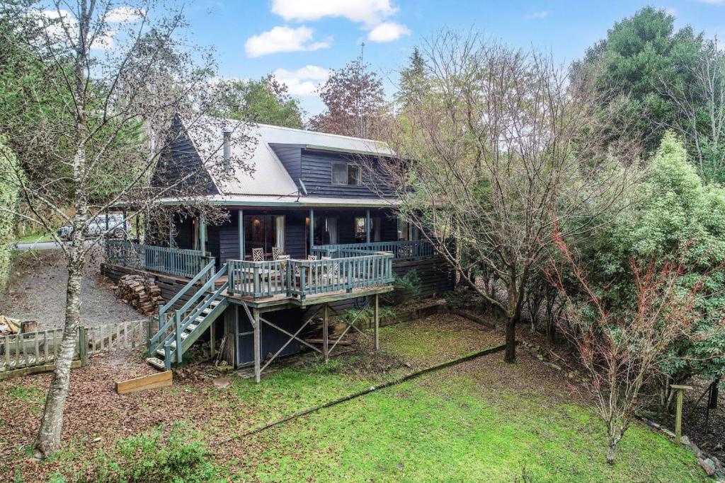 een luchtfoto van een huis met een veranda en bomen bij The Bower in Merrijig