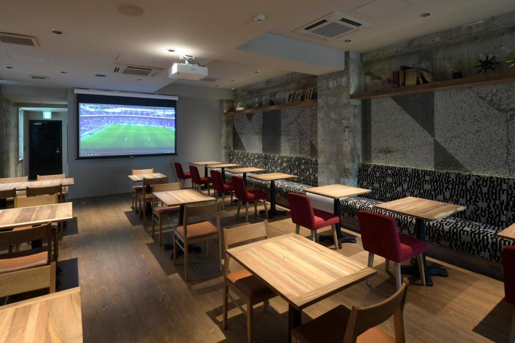 TV a/nebo společenská místnost v ubytování HOTEL MYSTAYS Okayama