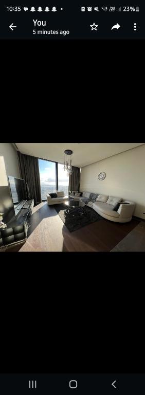 イスタンブールにあるAddress residence by emmarのソファ付きリビングルーム写真