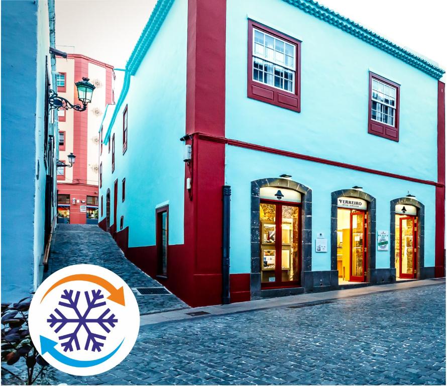 un grupo de edificios con puertas coloridas en una calle en Casa Emblemática Salgado en Santa Cruz de la Palma