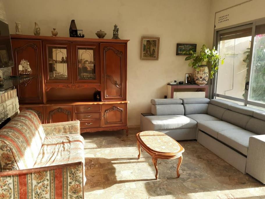 uma sala de estar com um sofá e uma mesa de centro em Nice Fabron 90 m2 avec Garage em Nice