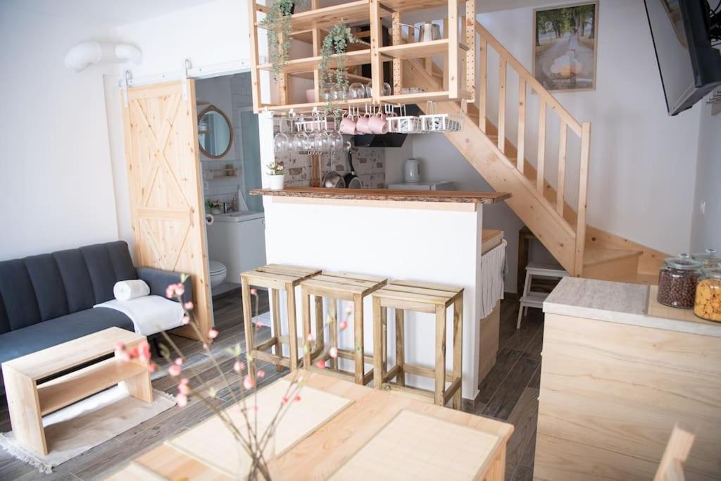 uma sala de estar com uma escada e um sofá em Duplex Apartma Nikolina em Spodnje Jarše