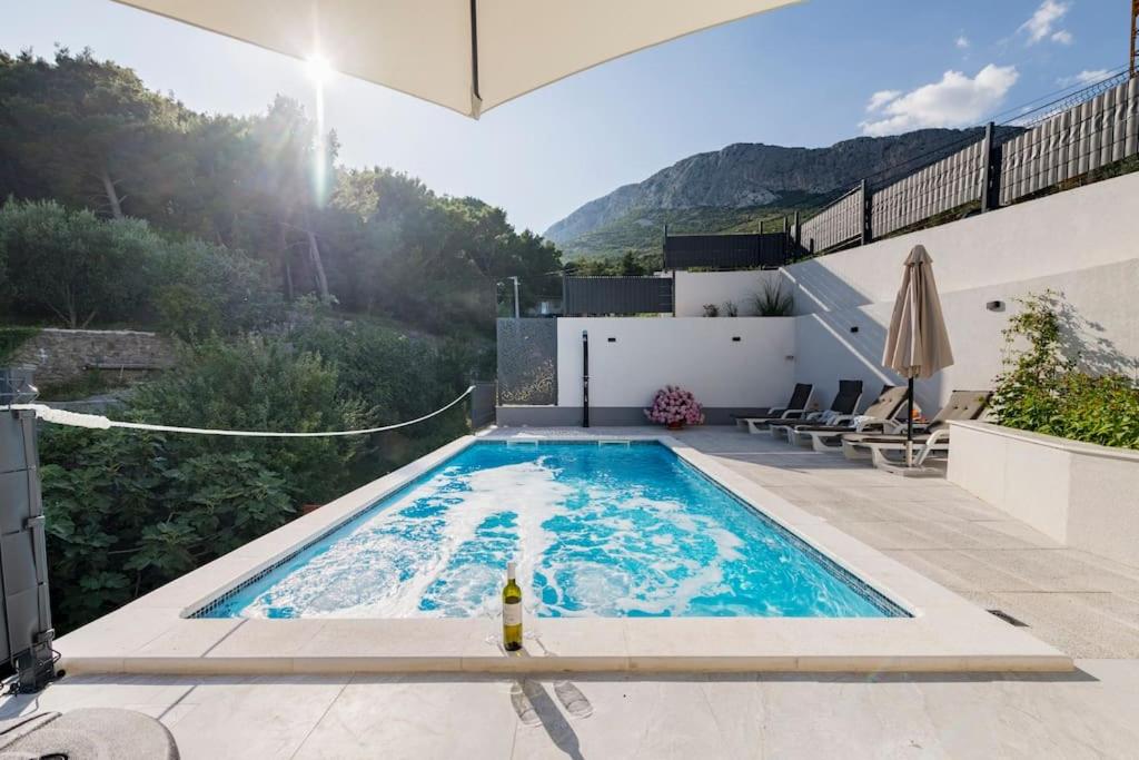een zwembad bovenop een huis bij Mediterranea private pool apartment in Solin