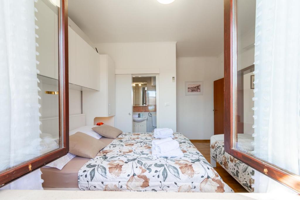 Postel nebo postele na pokoji v ubytování Sweet triple room in Makarska