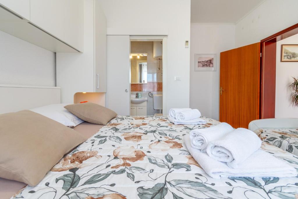 Postel nebo postele na pokoji v ubytování Sweet triple room in Makarska