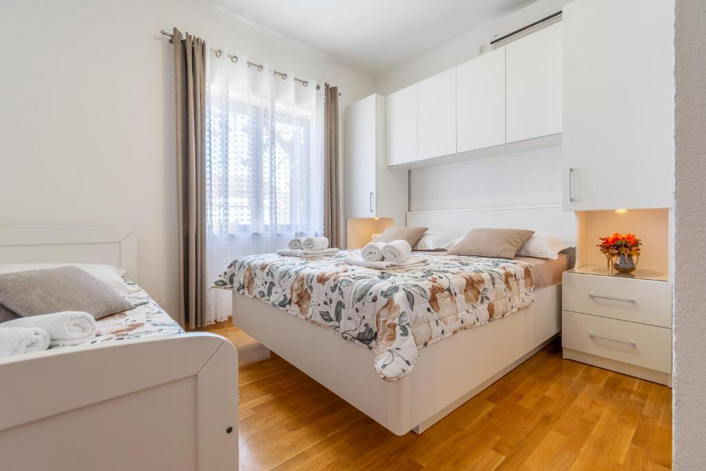 Postel nebo postele na pokoji v ubytování Sweet triple room in Makarska
