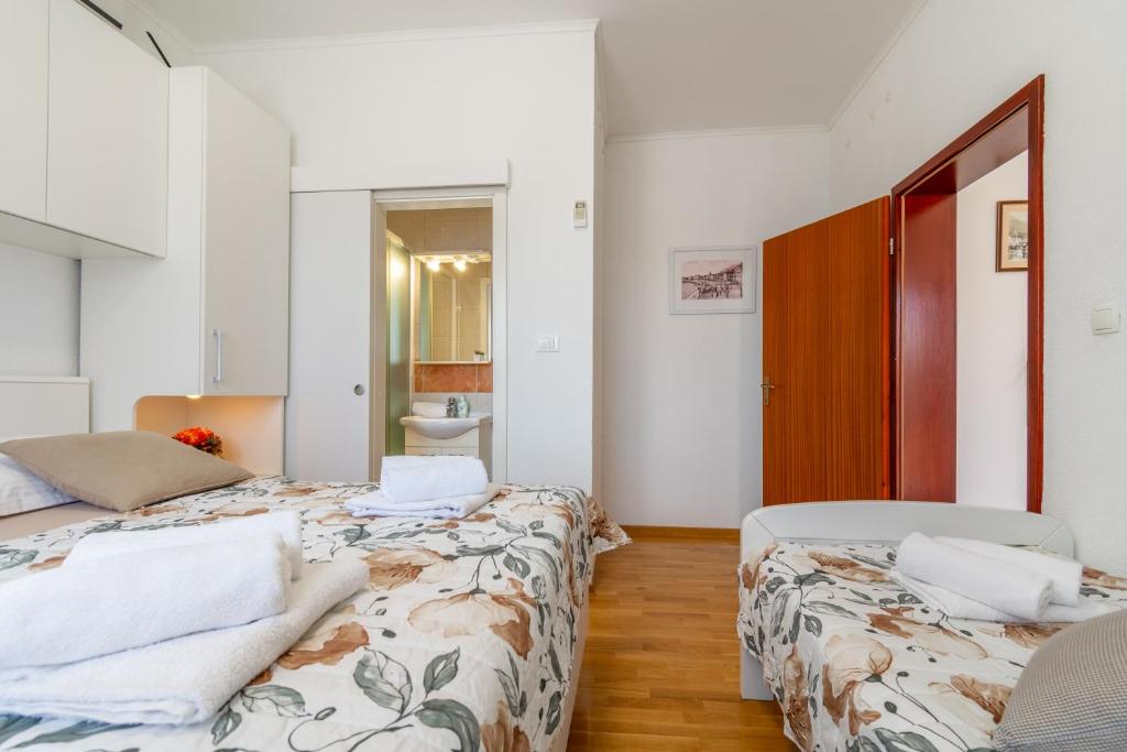 Postel nebo postele na pokoji v ubytování Sweet triple room in Makarska