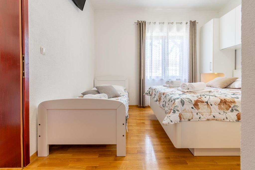 Postel nebo postele na pokoji v ubytování Sweet triple room in Makarska