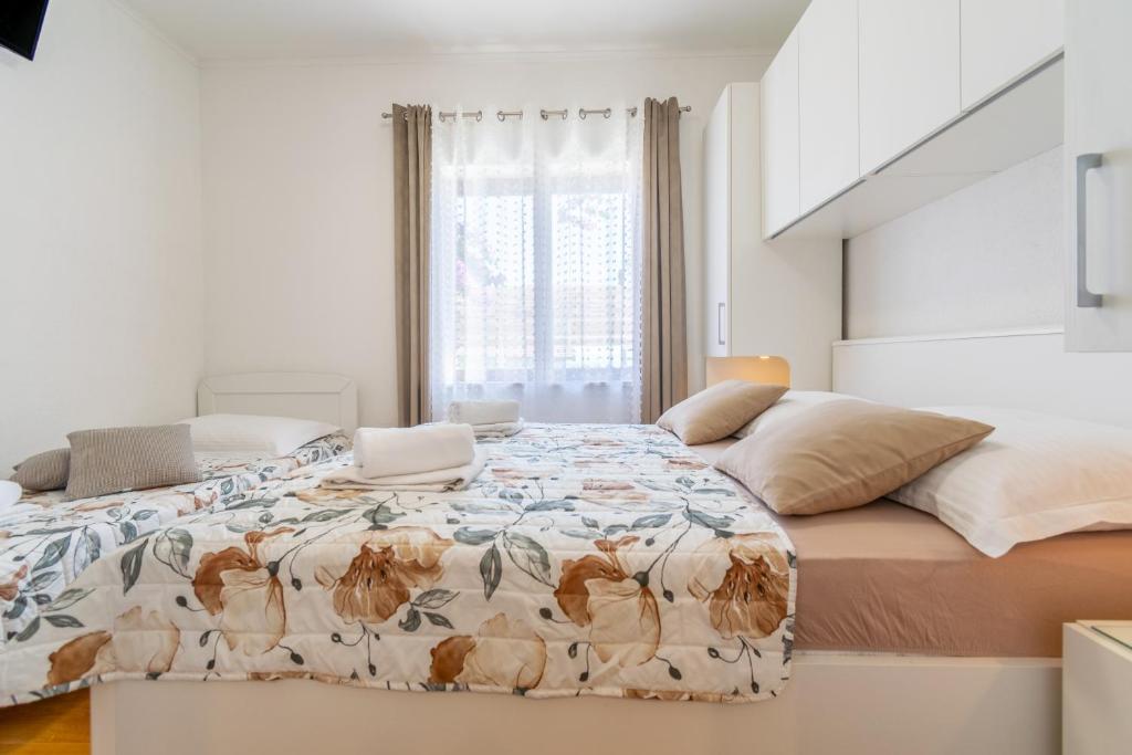 Postel nebo postele na pokoji v ubytování Sweet triple room in Makarska
