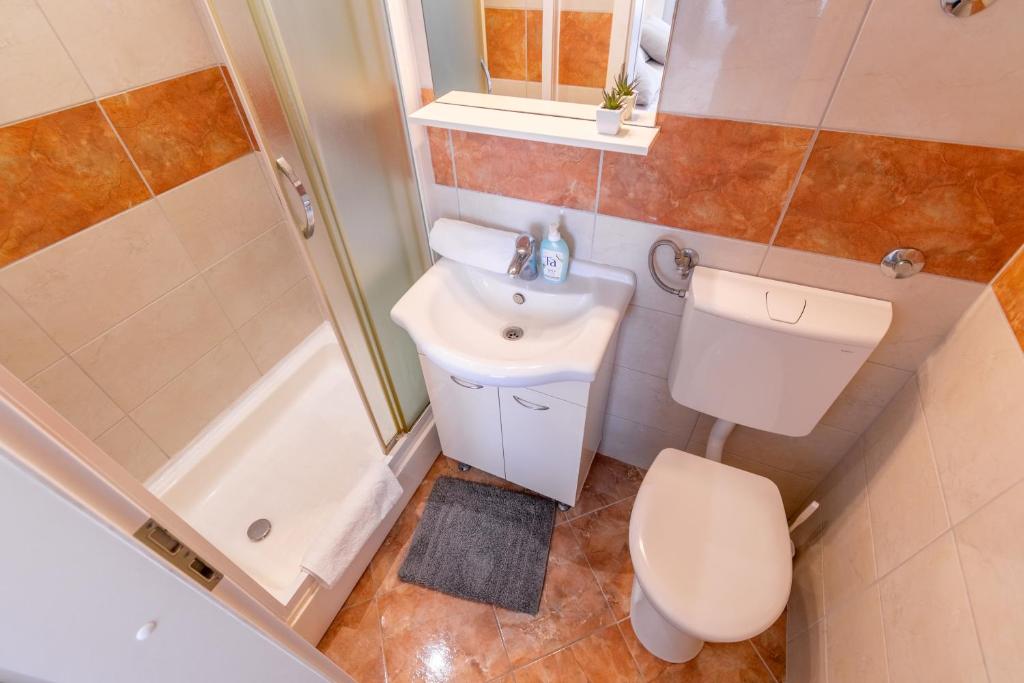 Koupelna v ubytování Sweet triple room in Makarska