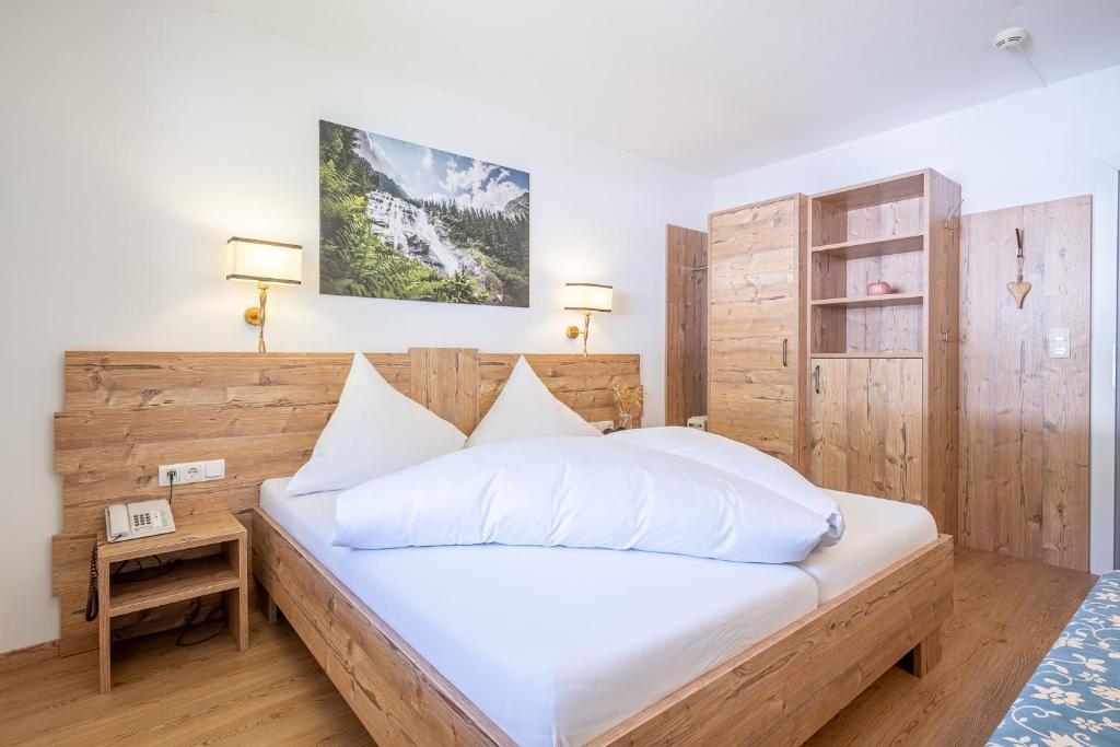 Postel nebo postele na pokoji v ubytování Hotel Eschenhof & Apartments