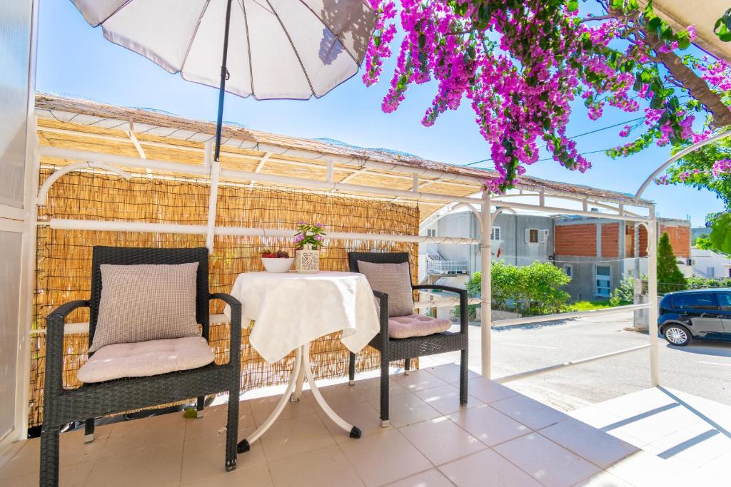 Patio nebo venkovní prostory v ubytování Sweet triple room in Makarska