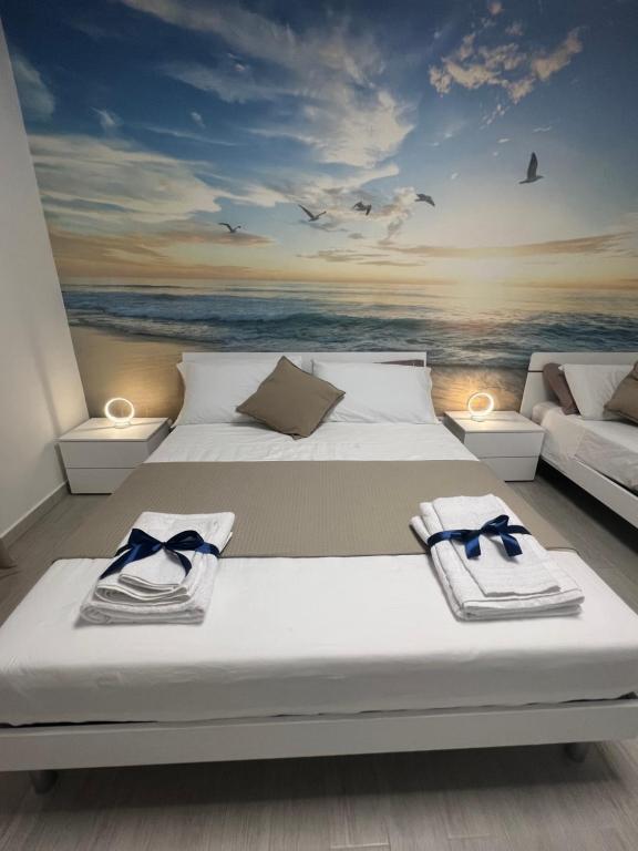 1 dormitorio con 1 cama y una pintura del océano en Da Mà en Tortora
