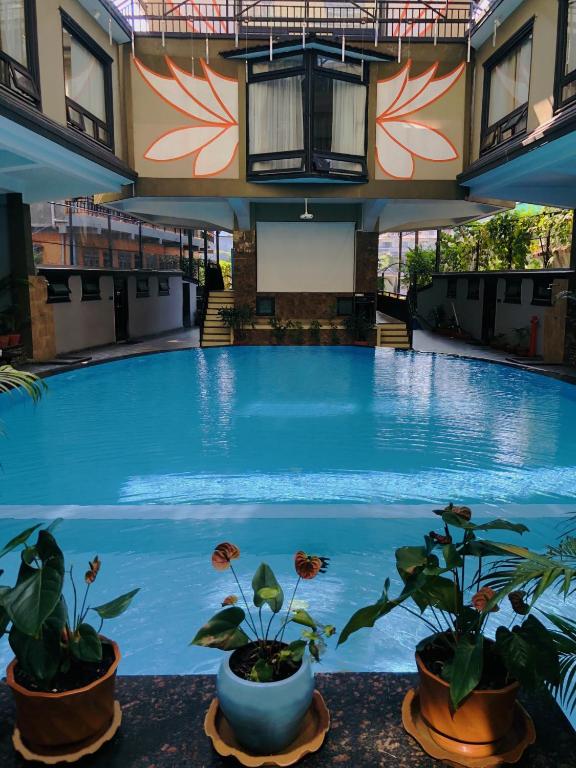Bazén v ubytování Hotel Sarowar nebo v jeho okolí
