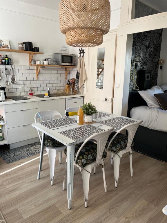 cocina con mesa y sillas en una habitación en Coup de Cœur, en Trouville-sur-Mer