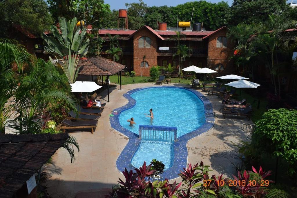 Bazén v ubytování Sea Breeze Beach Resort Candolim, Goa nebo v jeho okolí