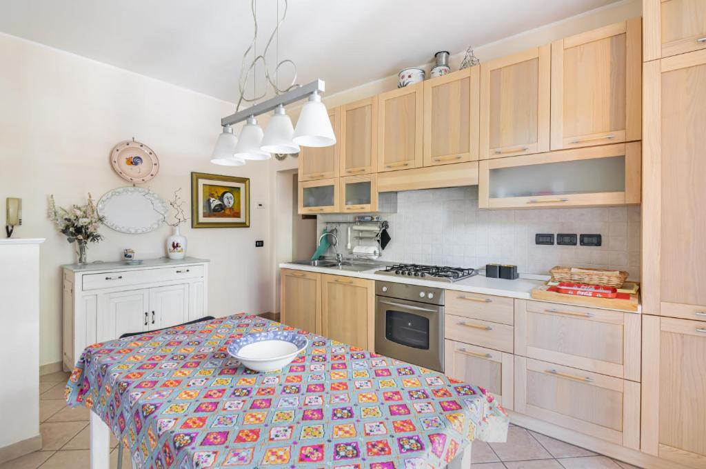 A due passi da Borgo San Giuliano Apartment في ريميني: مطبخ مع طاولة عليها صحن