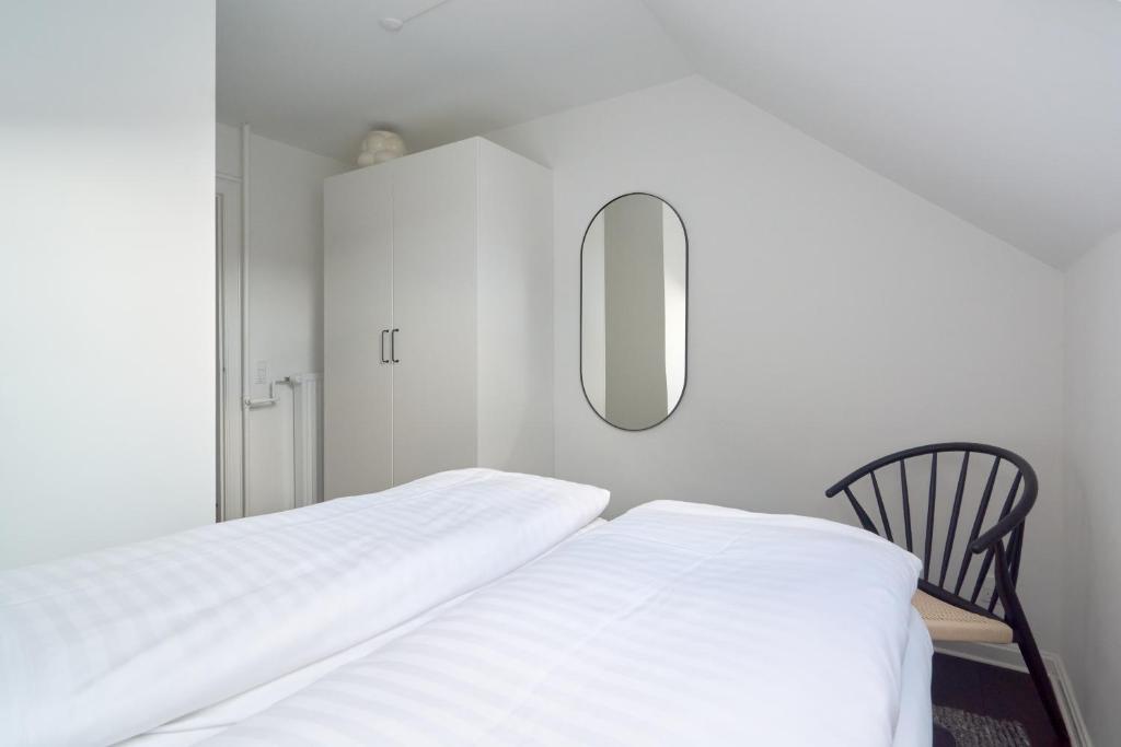 Postel nebo postele na pokoji v ubytování Beautiful 3 Bedroom Apartment Near Shopping & Metro