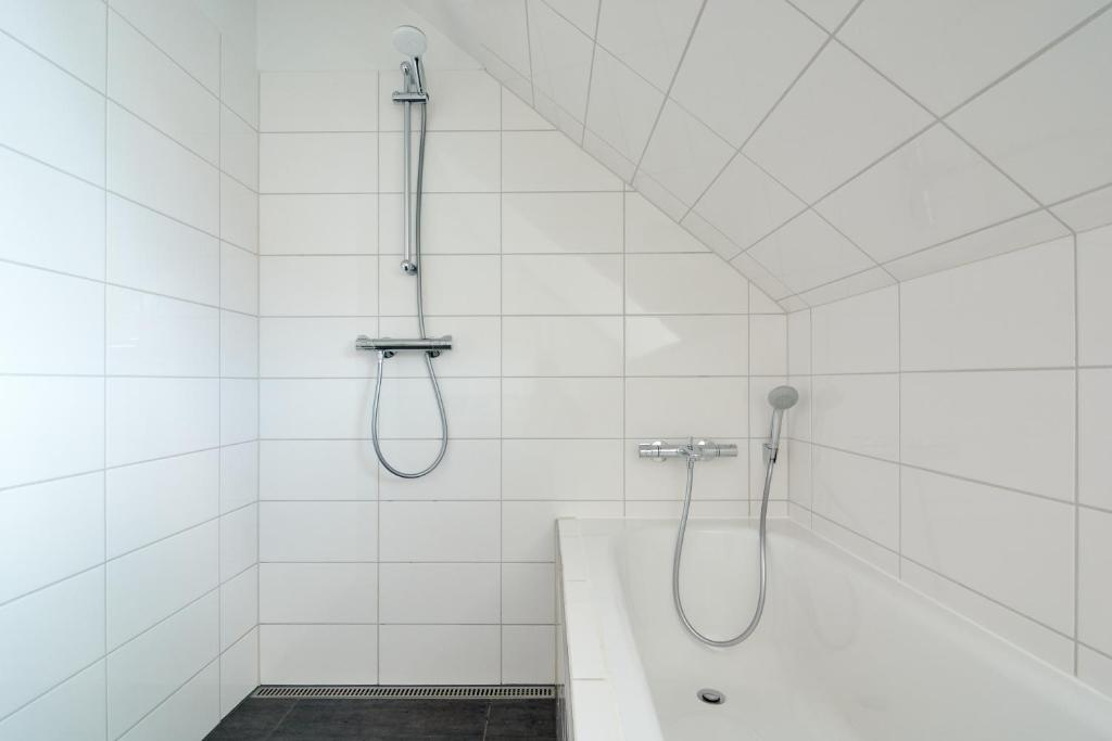 Koupelna v ubytování Beautiful 3 Bedroom Apartment Near Shopping & Metro