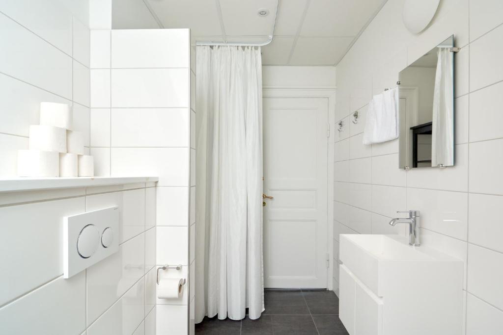 Koupelna v ubytování Beautiful 3 Bedroom Apartment Near Shopping & Metro