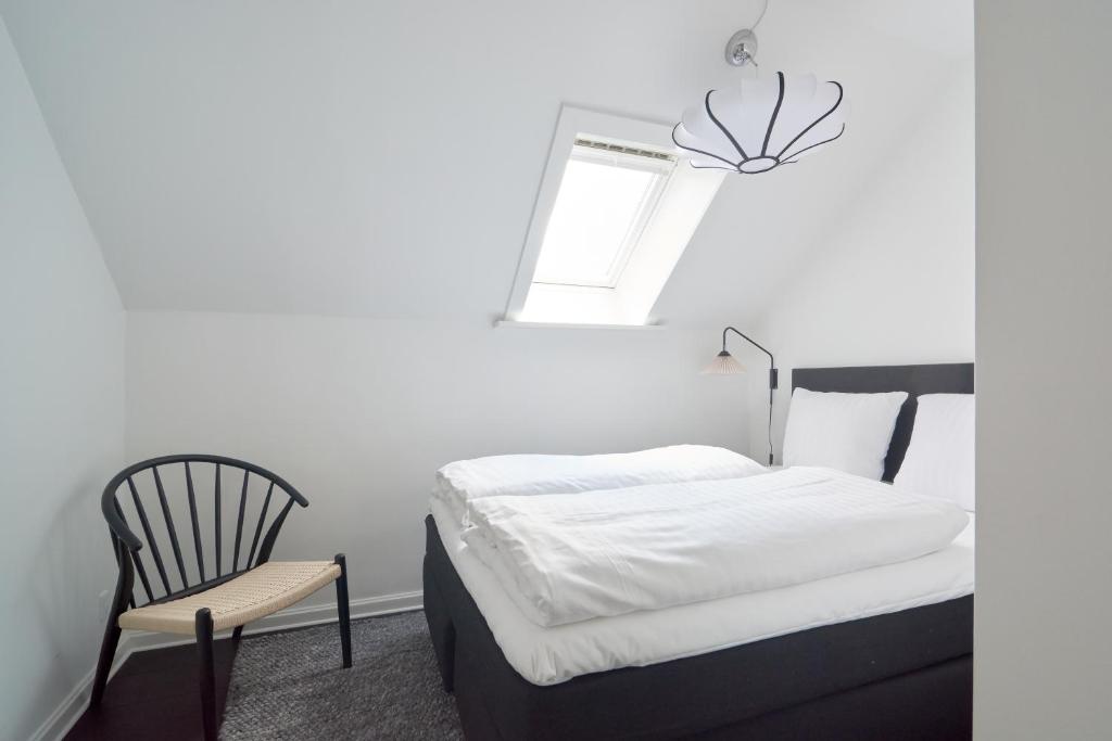 Postel nebo postele na pokoji v ubytování Beautiful 3 Bedroom Apartment Near Shopping & Metro