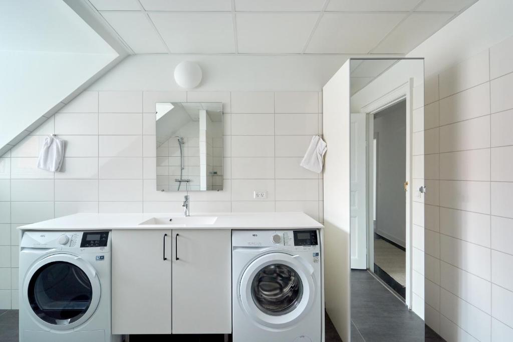 Koupelna v ubytování Beautiful 3 Bedroom Apartment Near Shopping & Metro