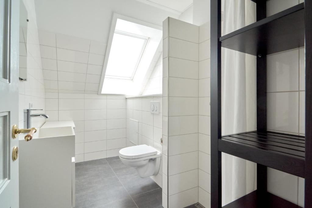 Koupelna v ubytování Beautiful 3 Bedroom Apartment Near Shopping & Metro