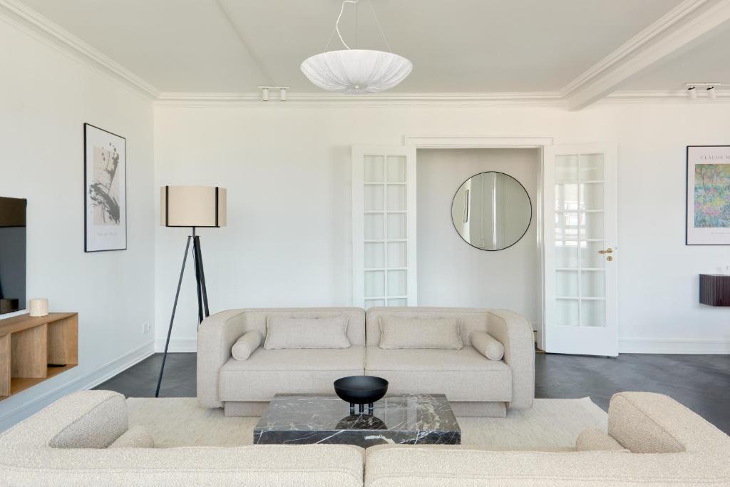 Posezení v ubytování Beautiful 3 Bedroom Apartment Near Shopping & Metro