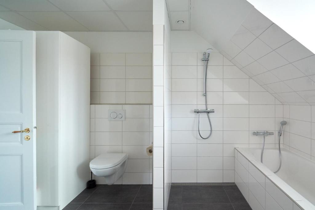 Koupelna v ubytování Beautiful 3 Bedroom Apartment Near Shopping & Metro