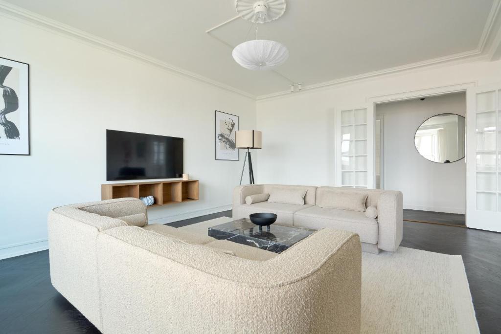 TV a/nebo společenská místnost v ubytování Beautiful 3 Bedroom Apartment Near Shopping & Metro