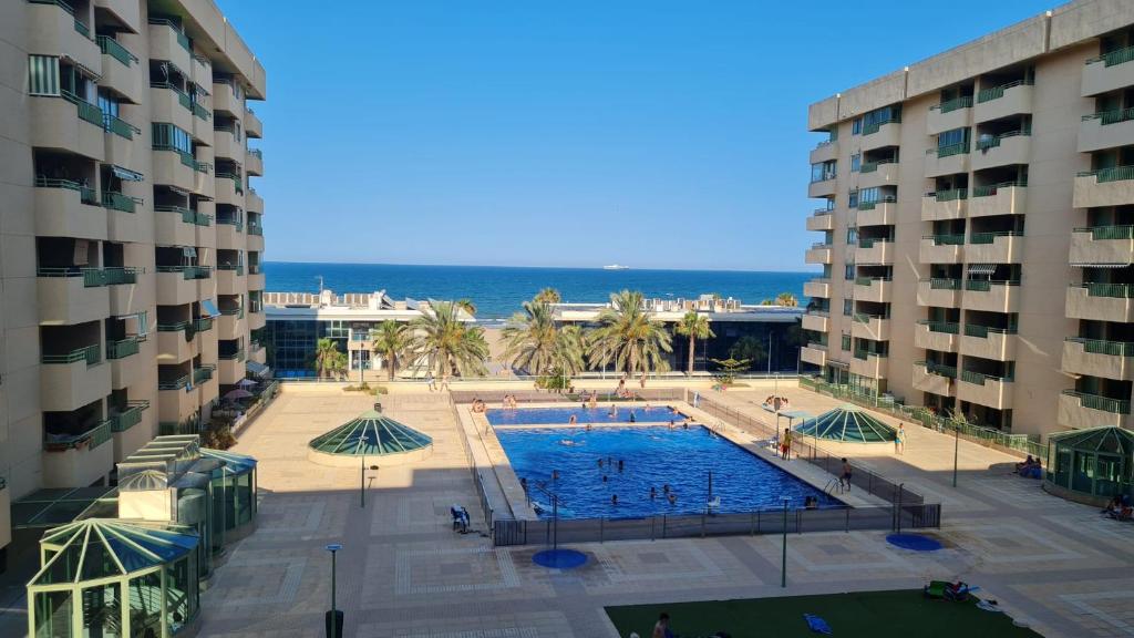 vista su una piscina tra due edifici di BEACH VALENCIA 22 Apartment facing the sea with frontal views a Valencia