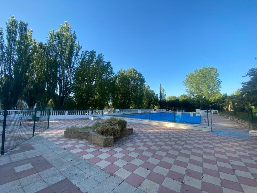 een park met een tennisbaan en een hek bij ECORESORT LOS SUEÑOS DEL JÚCAR Complejo la Fuente in Casas de Ves