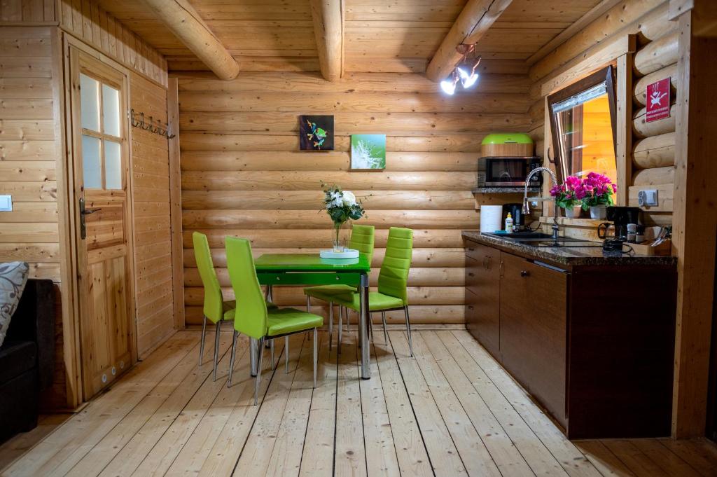 Kuchyňa alebo kuchynka v ubytovaní Domy z Bala - Bungalow 50 metrów od Plaży spa domki ogrzewane